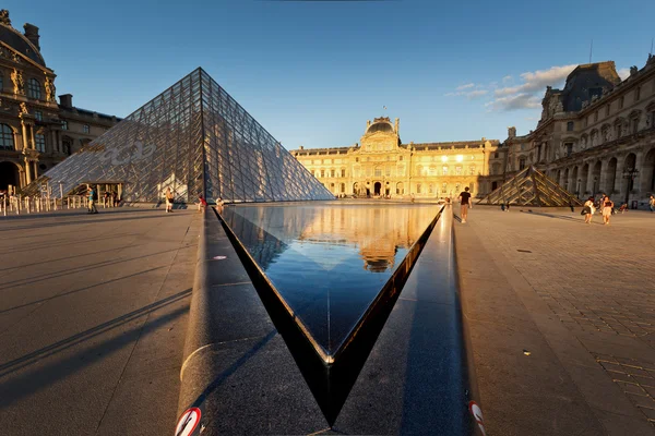 Louvremuseum in schemerlicht in de zomer — Stockfoto
