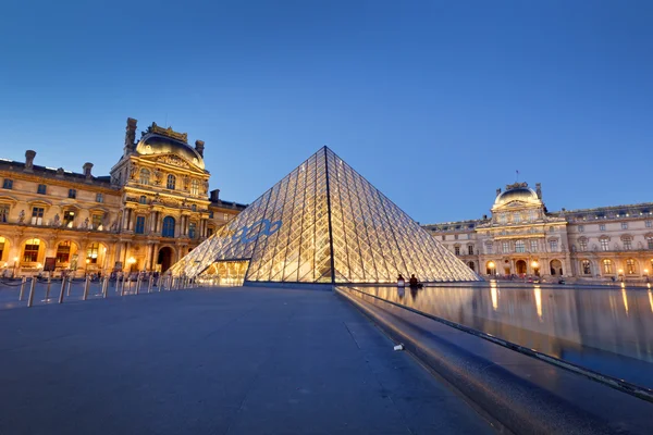 Museo del Louvre en el crepúsculo en verano —  Fotos de Stock