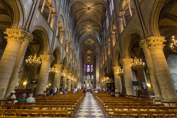 Návštěvníci v Notre-Dame de Paris — Stock fotografie