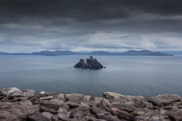 Kayalar ve Deniz Manzaralı görünüm — Stok fotoğraf
