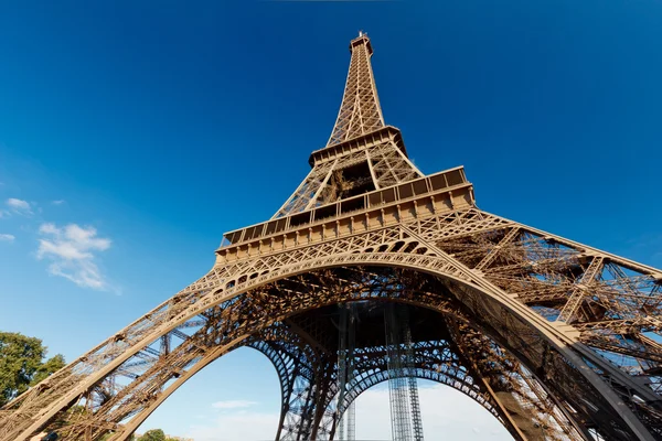 Eiffel Tower in blue sky — Stock Photo, Image