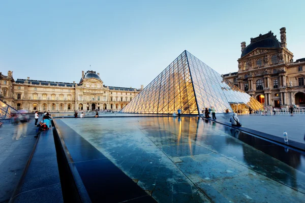 Museo del Louvre al crepuscolo in estate — Foto Stock