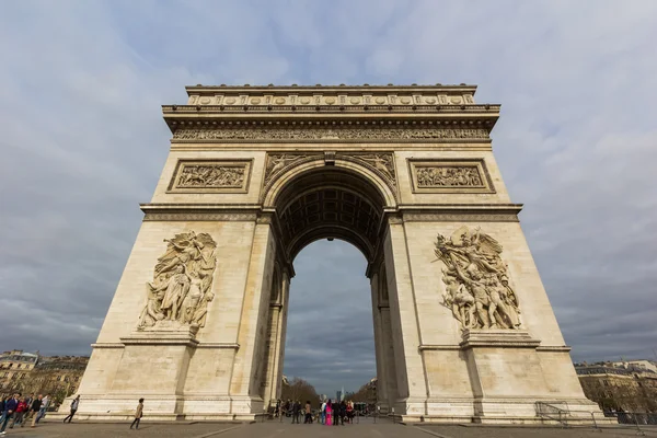 Besucher am Arc de triomphe — Stockfoto