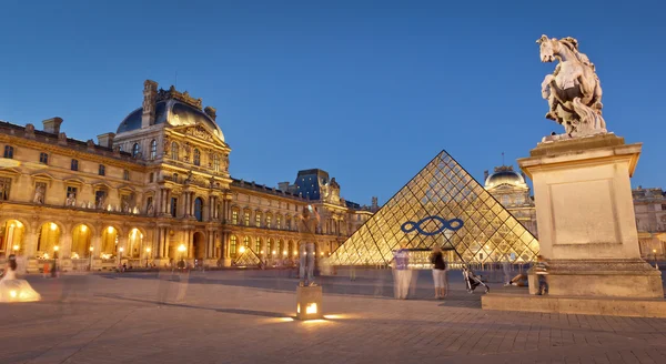 Museo del Louvre al crepuscolo in estate — Foto Stock