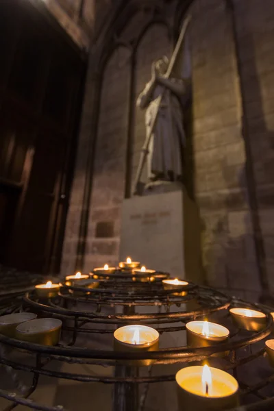 Svíčky v notre dame de paris — Stock fotografie