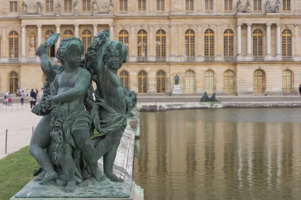 Szobrok a Versailles-i palota — Stock Fotó