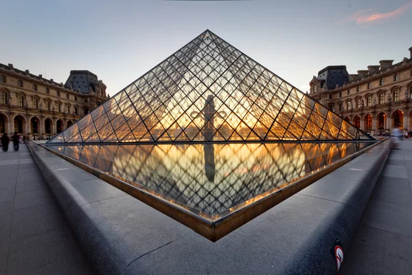 Muzeum Louvre za soumraku v létě — Stock fotografie