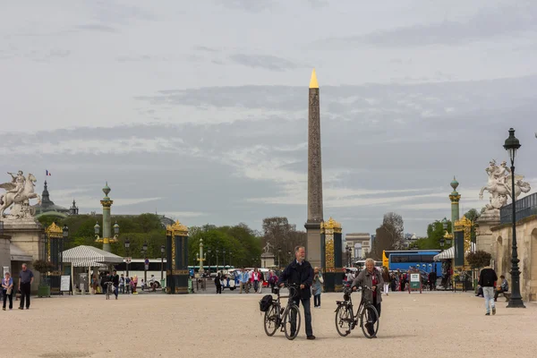 Visitors at Obelisk of Luxor — Stock Photo, Image