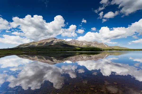 Eau bleue de surface et montagnes Images De Stock Libres De Droits