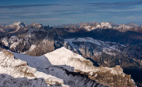 Hermosa Vista Los Alpes Nevados Montañas Luz Del Sol Con — Foto de Stock