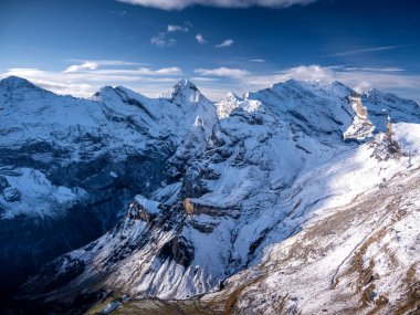 Bulutlu gökyüzünün altında kar kaplı Alp dağlarının güzel manzarası