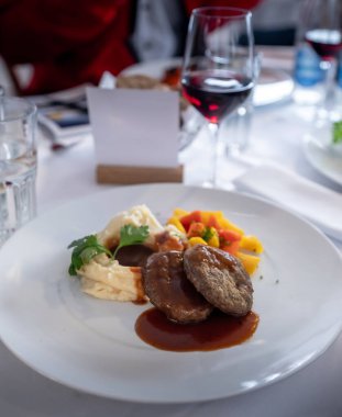 Patates püresi ve sebzeli pirzola.