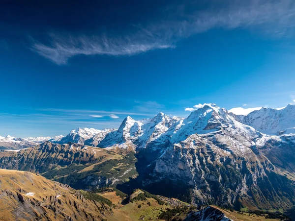 Soleil Éclairé Rochers Enneigés Avec Des Champs Verts — Photo