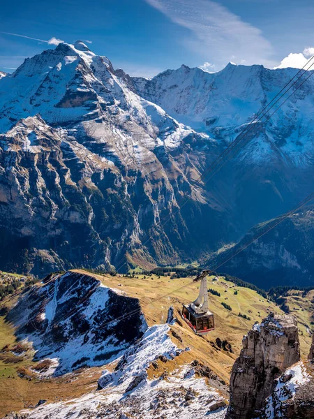 Soleil Éclairé Rochers Enneigés Avec Des Champs Verts — Photo