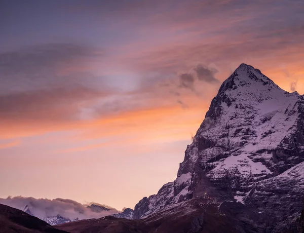 Hermosa Vista Las Rocas Nevadas Cielo Nublado Puesta Sol — Foto de Stock