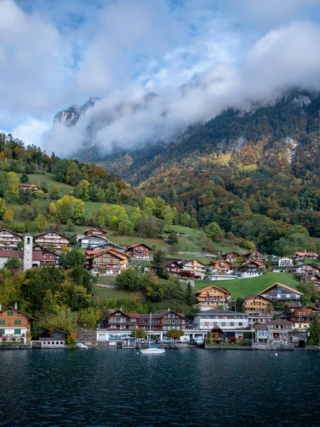 Thun City Κτίρια Κάτω Από Πράσινα Βουνά Χαμηλά Σύννεφα Ελβετία — Φωτογραφία Αρχείου