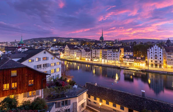 Upplysta Kvällsbyggnader Reflekterande Flodvatten Zürich Schweiz — Stockfoto