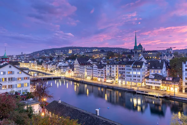 Malam Menerangi Bangunan Mencerminkan Dalam Air Sungai Zurich Swiss — Stok Foto