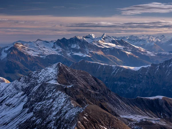 Hermosa Vista Las Montañas Nevadas Los Alpes Bajo Cielo Nublado — Foto de Stock