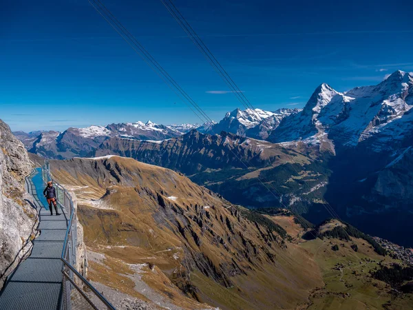 Mujer Posando Puente Sobre Montañas Con Hermosa Vista —  Fotos de Stock