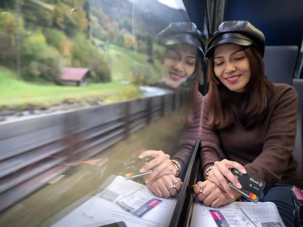 Mulher Sentada Trem Pela Janela Com Cartão Crédito Mão — Fotografia de Stock