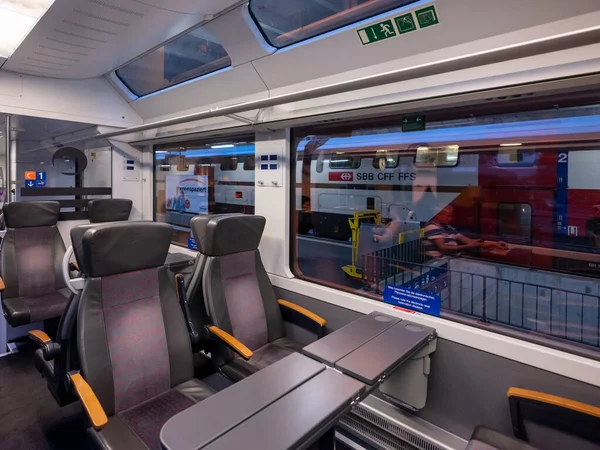 Intérieur Train Moderne Avec Réflexion Des Passagers Dans Fenêtre — Photo