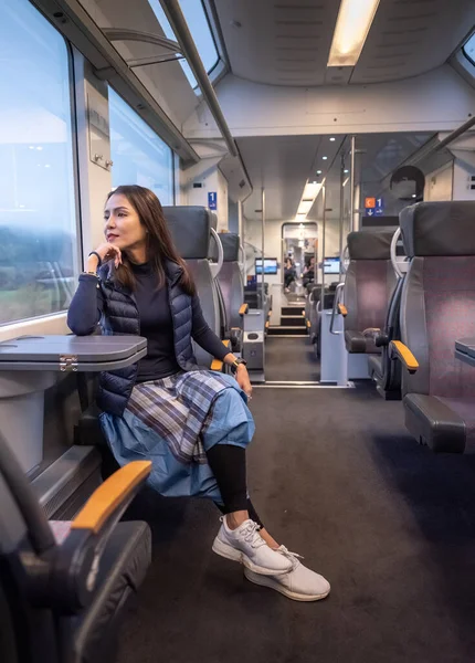Νεαρή Γυναίκα Που Κάθεται Στο Τρένο Και Κοιτάζει Παράθυρο — Φωτογραφία Αρχείου