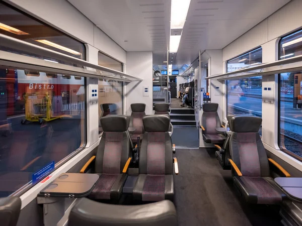 Modernt Tåg Interiör Med Säten Och Sittande Passagerare — Stockfoto