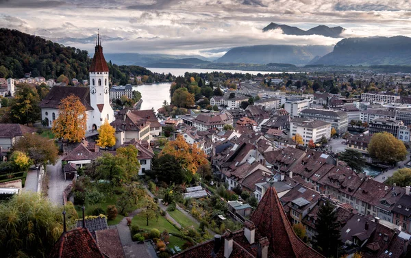 スイスのトゥンにある建物や山の眺め — ストック写真