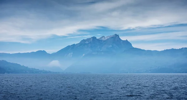 山と低雲の湖 スイスアルプス — ストック写真