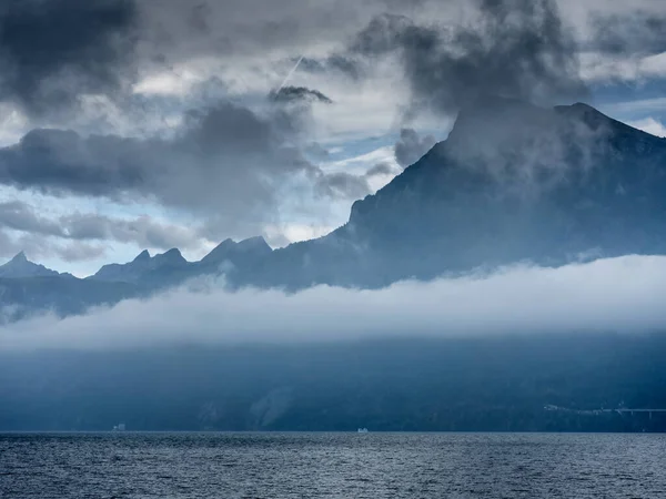 山と低雲の湖 スイスアルプス — ストック写真