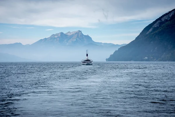 スイスアルプスの山々に囲まれたボートと湖 — ストック写真