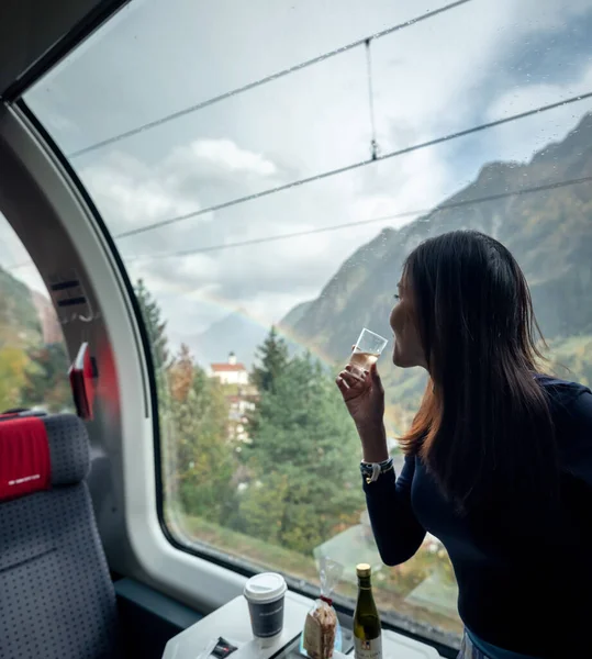 Mulher Com Copo Bebida Trem Vista Montanhas Janela — Fotografia de Stock
