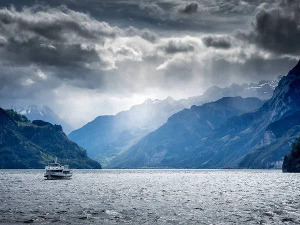 スイスアルプスの山々に囲まれたボートと湖 — ストック写真
