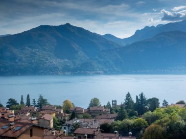 Lugano Nehir ve dağları olan eski şehir binaları