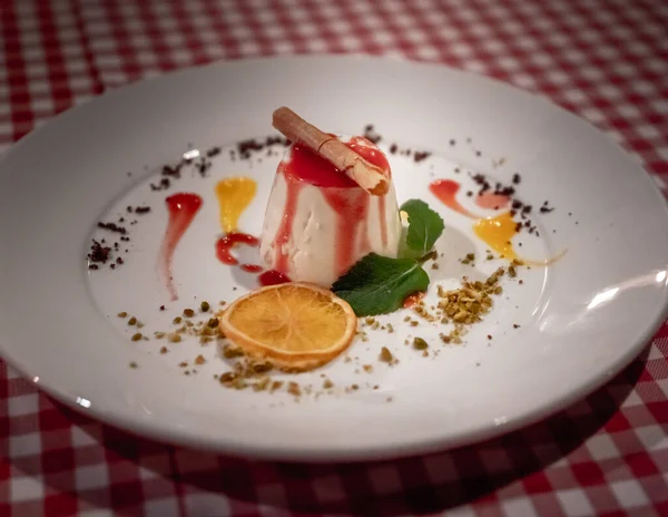 Delizioso Dessert Con Menta Fetta Arancia Secca Salsa Fragole — Foto Stock