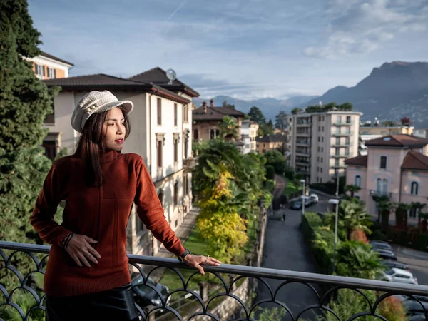 Frau Posiert Auf Balkon Mit Gebäuden Und Bergen Hintergrund Lugano — Stockfoto