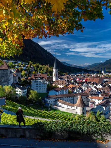 Женщина Стоящая Видом Город Кур Заднем Плане Швейцария — стоковое фото