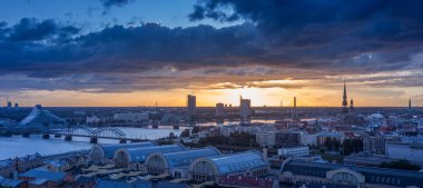 Riga şehir panoraması akşam