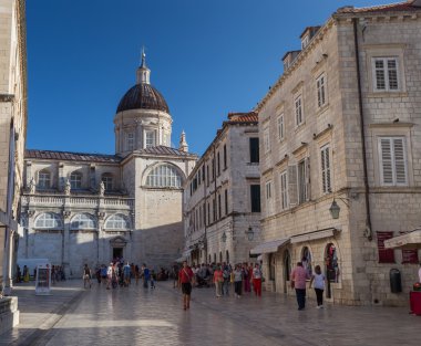 Dubrovnik sokaklarında turist