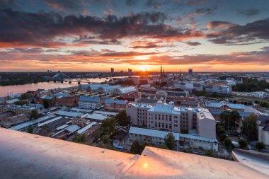 Riga şehir panoraması akşam
