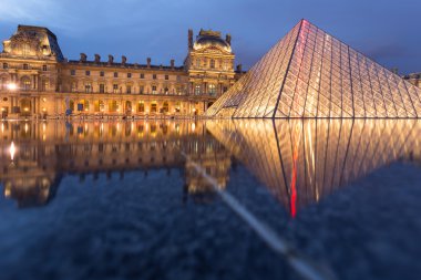 Yaz aylarında alacakaranlıkta Louvre Müzesi