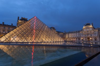 Yaz aylarında alacakaranlıkta Louvre Müzesi