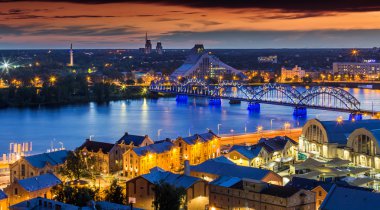 Riga şehir panoraması akşam