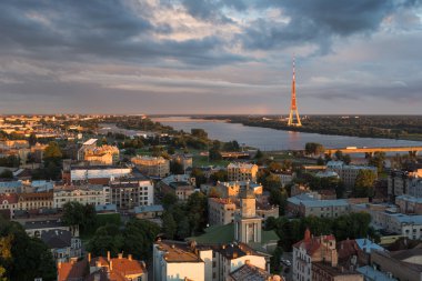 Riga şehir panoraması akşam