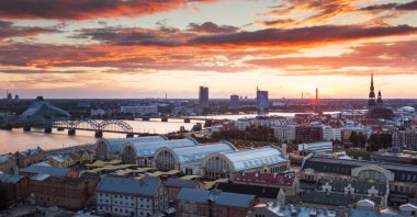Riga şehir panoraması akşam