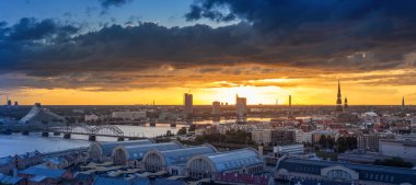 Riga şehir panoraması akşam