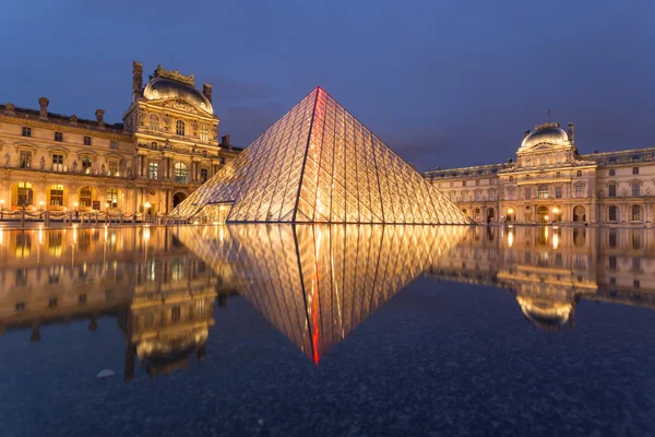 Muzeum Louvre za soumraku v létě — Stock fotografie
