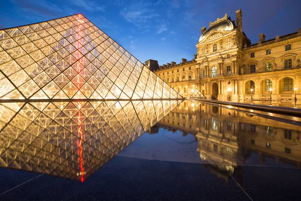 Louvre museum at twilight in summer — Stock Photo, Image