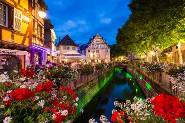 Picturesque kanal dengan pot bunga berwarna-warni — Stok Foto